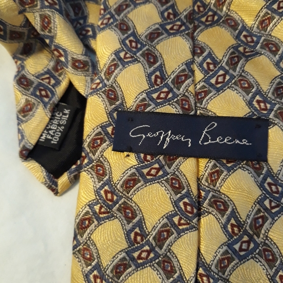 Geoffrey Beene Gold Silk Tie - Picture 3 of 3